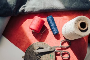 El yapımı sıcak yün terlikler. Koyun derisi terliklerin farklı renkleri. Doğal yün terlikler ve dayanıklı, kaymaz taban.