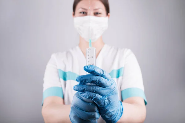 Şırınga, elinde tıbbi enjeksiyon, avuç içi ya da parmak. İğneli tıbbi plastik aşı ekipmanı. Hemşire ya da doktor. Sıvı uyuşturucu ya da uyuşturucu. Hastanede sağlık hizmeti.