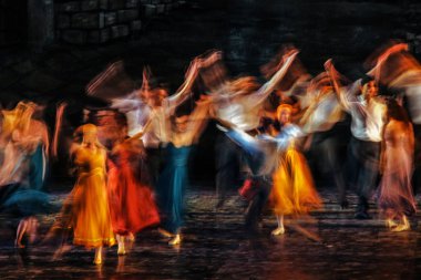 Bir müzikalde sanatlarını sergileyen dansçıların uzun pozlanmış ve renkli fotoğrafı. 