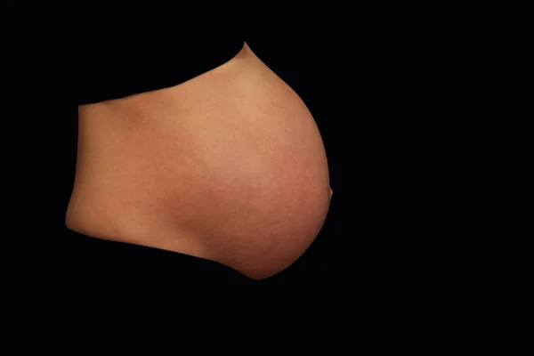 36. hafta hamile karnına fotoğraf siyah arka plan ile. — Stok fotoğraf
