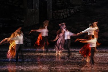 Balerin ve onların sanat bir müzikalde sahne bale uzun maruz kalan ve renkli fotoğrafı.