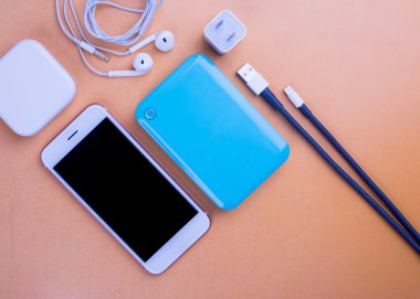 Akıllı telefonlar ve masanın üstünde, arka plan co yerleştirilen aygıtlar