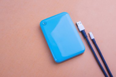 Pil şarj cihazı, usb kablosu.