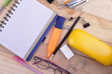 Açık not defteri, metin için özgür yer. gözlük masanın üzerinde. Top vie