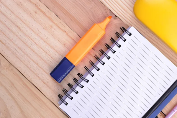 Offenes Notizbuch, freier Platz für Text. Brille auf dem Schreibtisch. Top-Konkurrenz — Stockfoto