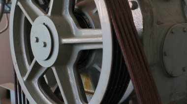 Asansör boşluğuna bakım. kablo contro