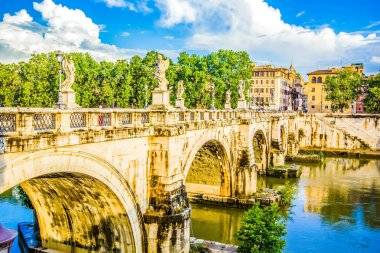 Saint Angel Köprüsü ile ayna yansıması Tiber Nehri Roma, İtalya.