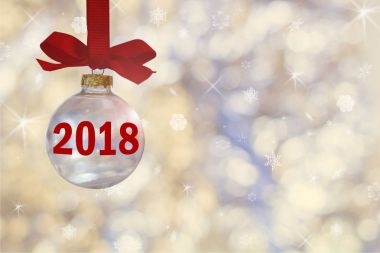 Şeffaf boş Noel top. Noel biblo, asılı ufuk gümüş ışık arka plan üzerinde kırmızı şerit.