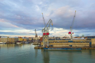 Güzel gün batımı ve modern seaport kargo Vinçler ve gemiler, Helsinki, Finlandiya.