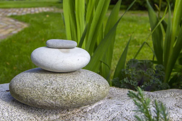Stapelen van zen stenen evenwicht in de natuur-achtergrond — Stockfoto