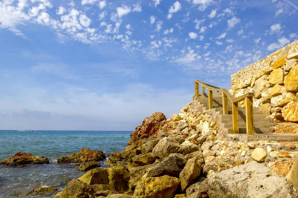Escalier vers le ciel. Paysage marin depuis les rochers à Salou, province de Tarragone, Espagne . — Photo