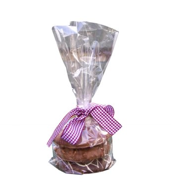 Pembe kurdele beyaz arka plan üzerinde izole tatil çikolatalı kurabiye