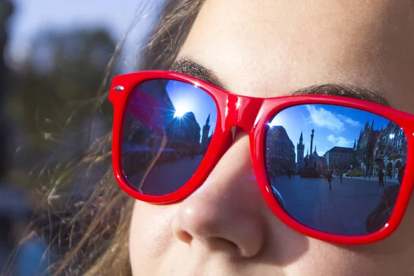 Lugares de interés de la ciudad vieja, los rayos del sol se reflejan en las gafas de sol rojas, Munich, Alemania — Foto de Stock