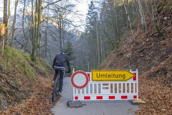 Verkehrszeichen: Anfahrt verboten - Umleitung, Umleitung, Deutschland. Ein Mann auf dem Fahrrad bricht die Regeln der Straße. — Stockfoto