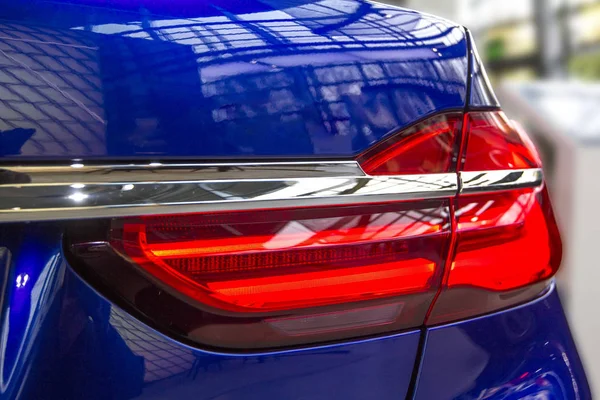 Moderní luxusní modré auto, zadní světlomety closeup. Koncept drahé, sportovní auto. — Stock fotografie