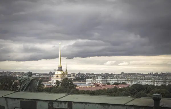 Pohled shora na st. petersburg, Rusko. — Stock fotografie