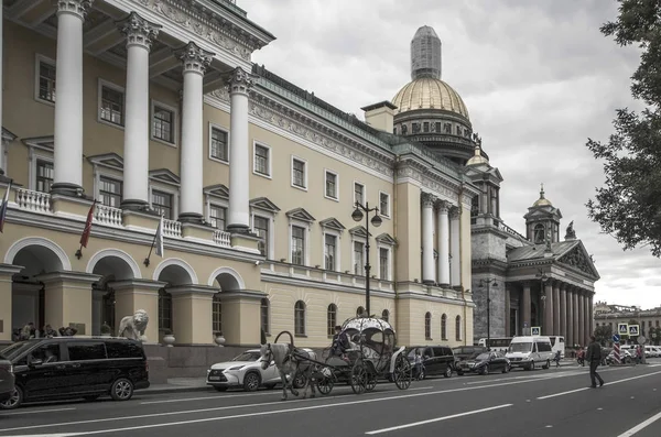 San Petersburgo, Rusia. Catedral de San Isaac, caballos con carruajes donde se sientan los turistas . — Foto de Stock