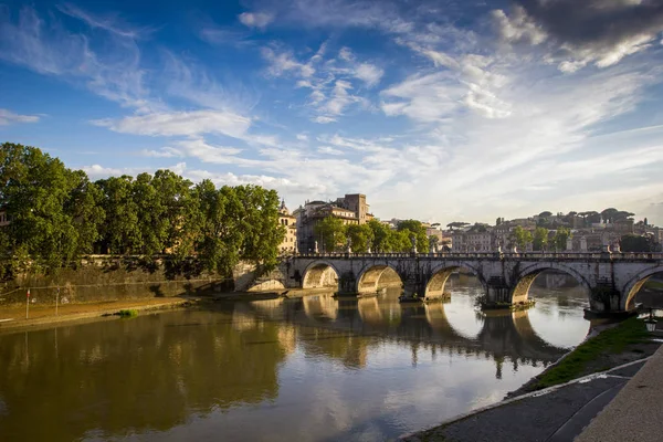 Vista de Roma y el río Tíber. Hermoso puente fluvial europeo. Italia —  Fotos de Stock