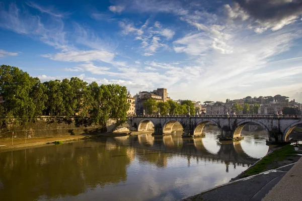 Blick auf Rom und Tiber. schöne europäische Flussbrücke. Italien — Stockfoto