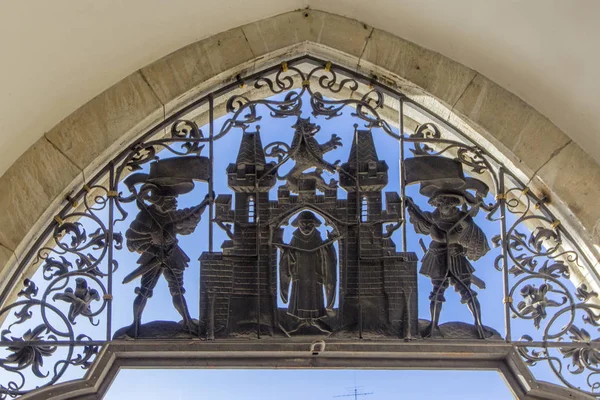 Parte da entrada na prefeitura de Marienplatz, em Munique, Alemanha. Domínio público . — Fotografia de Stock