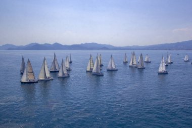 Yelkenli veya bir grup küçük su tekne Akdeniz'de blue Dağları bir panoramik bir ufukta yarış