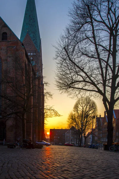 Cidade Velha Com Ruas Paralelepípedos Uma Igreja Europa Pôr Sol — Fotografia de Stock