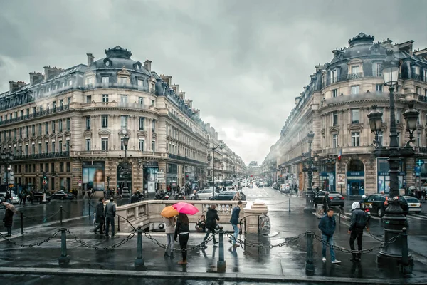 Menschen Unter Bunten Regenschirmen Laufen Regen Durch Die Straßen Von — Stockfoto