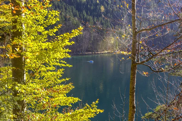 Mountain Lake Clear Water Small Boat Autumn Forest Alps — Stock Photo, Image