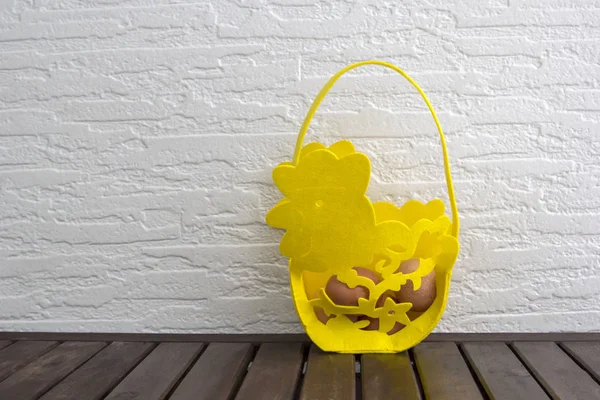 Keranjang Keranjang Kuning Paskah Dengan Telur Atas Meja Kayu Coklat — Stok Foto