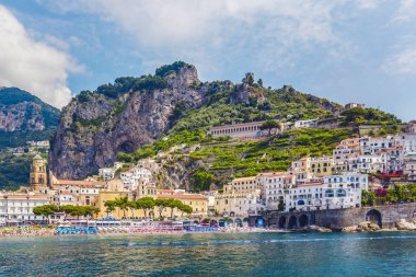 Harika İtalya. Amalfi Köyü turkuaz deniz ve sahil eteklerinde renkli evleri ile küçük cenneti.