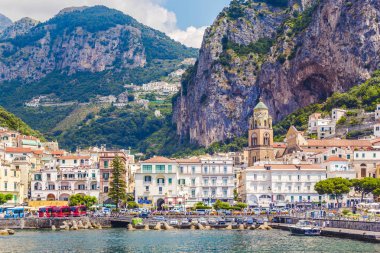 Harika İtalya. Amalfi Köyü turkuaz deniz ve sahil eteklerinde renkli evleri ile küçük cenneti.