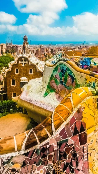 Park Guell Barcelona Mosaikwand Und Lebkuchenhaus — Stockfoto