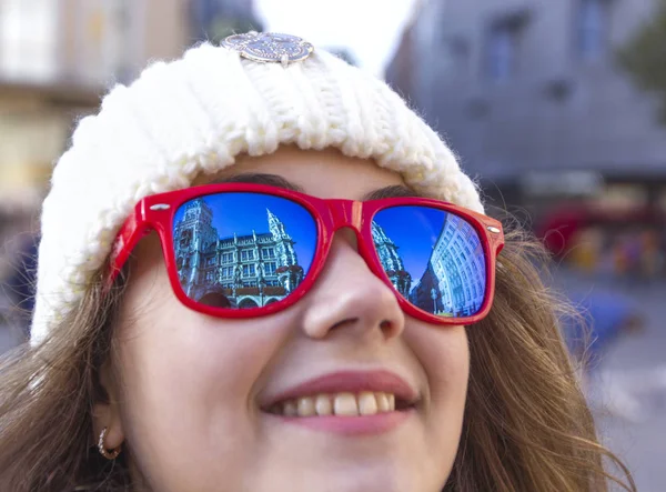 Mooie Glimlach Van Een Jonge Vrouw Blauw Rood Zonnebril Waarin — Stockfoto