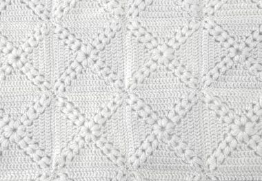 Örme el yapımı beyaz battaniye. Orijinal el yapımı işi örme. Dikiş tığ işi. Rustik arka plan