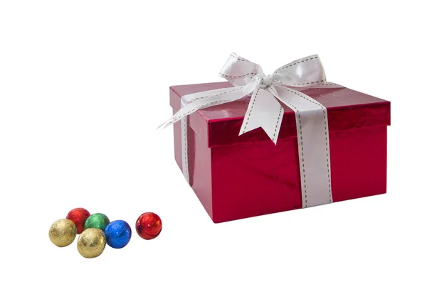 Kırmızı Giftbox Beyaz Bir Yay Ile Renkli Yuvarlak Şekerleme Çikolata — Stok fotoğraf