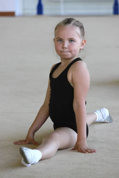 Jong Meisje Jaar Oud Opleiding Sportschool Zit Cross Splitst Opleiding — Stockfoto