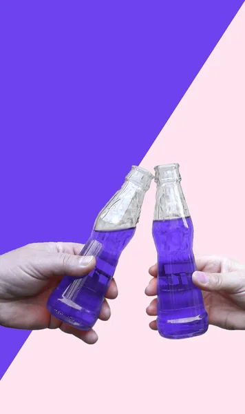 Dos Manos Sosteniendo Una Bebida Haciendo Tostadas Botellas Tintineo Con —  Fotos de Stock