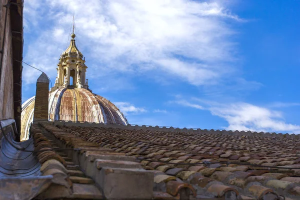 Vista Para Cúpula Basílica São Pedro Telhado Azulejos Cidade Vaticano — Fotografia de Stock