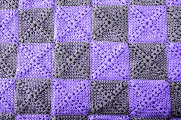 针织手工彩色毛毯的紫外线颜色 丰富多彩的原创针织手工作品 钩针针 质朴背景 — 图库照片