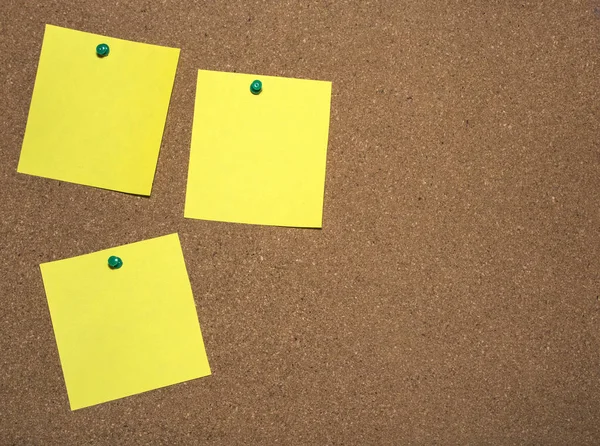 Três Notas Amarelas Papéis São Fixados Placa Cortiça Para Escrever — Fotografia de Stock
