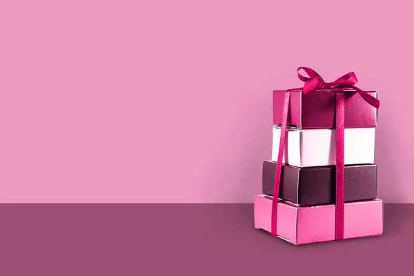 バレンタインの日 母の日 クリスマス 誕生日や記念日のコピー スペースとピンクの背景 概念上に積層されたギフト用の箱 — ストック写真