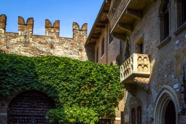 Romeo ve Juliet Capulet orijinal ev balkon ve veranda Verona, İtalya. Ünlü tarihi Shakespeare house.