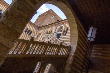 Kemer merdiven ve Verona, İtalya Palazzo della Ragione (Palazzo del Comune) avlusu ile göster