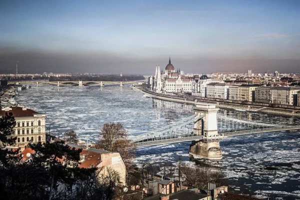 Budapest Parlament Lánchíd Tavasszal Jeges Duna Panoráma Sodródik Budapest Magyarország — Stock Fotó