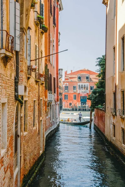 Wąska Ulica Kanały Gondole Turystów Wenecja Włochy — Zdjęcie stockowe