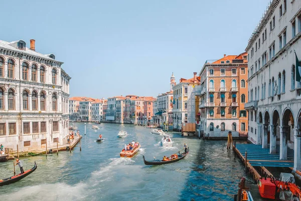 Gondoly Motorové Lodě Turisty Cestující Canal Grande Benátkách Itálie — Stock fotografie