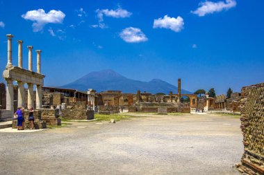 Antik kentin, harap antik sütunlar ve volkan Vesuvius, Pompei (Scavi di Pompei), Naples, İtalya.