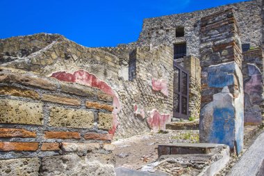Renkli tuğla duvar ve Pompeii, Naples, İtalya sokakta bir parçası. Antik kentin kalıntıları Pompei scavi Kazısı.