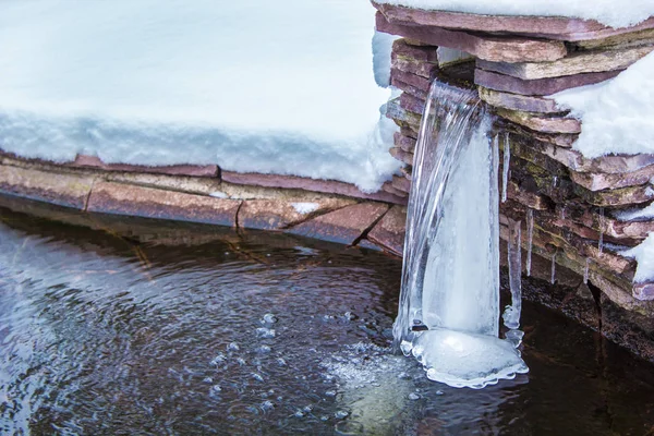 Cachoeira Inverno Primavera Fluxo Gelo Água Lago Pedras Neve — Fotografia de Stock