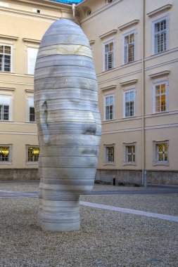 Avusturya, Salzburg - 2 Kasım 2017: genç Awilda (5 metre yüksekliğinde, beyaz mermer) heykeltıraş Jaume Plensa, çapa Salzburg, Avusturya anıtsal büstü